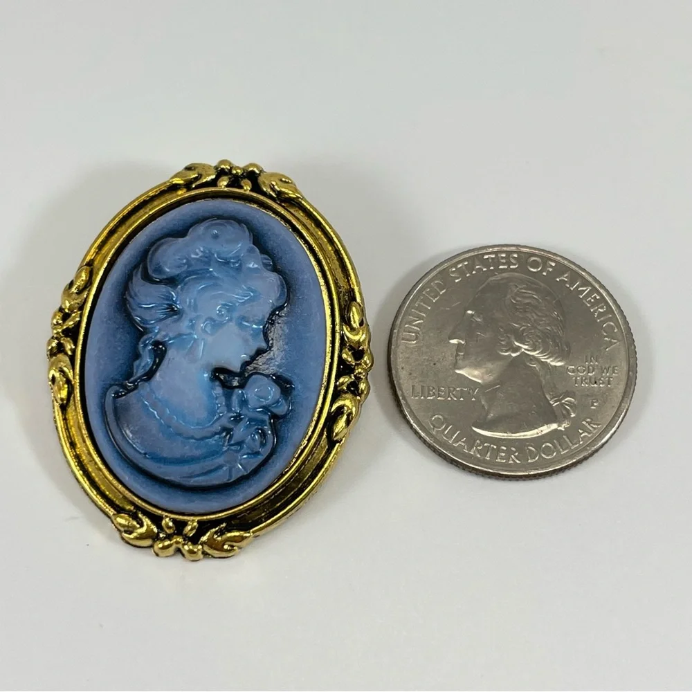 Unsigned cameo brooch